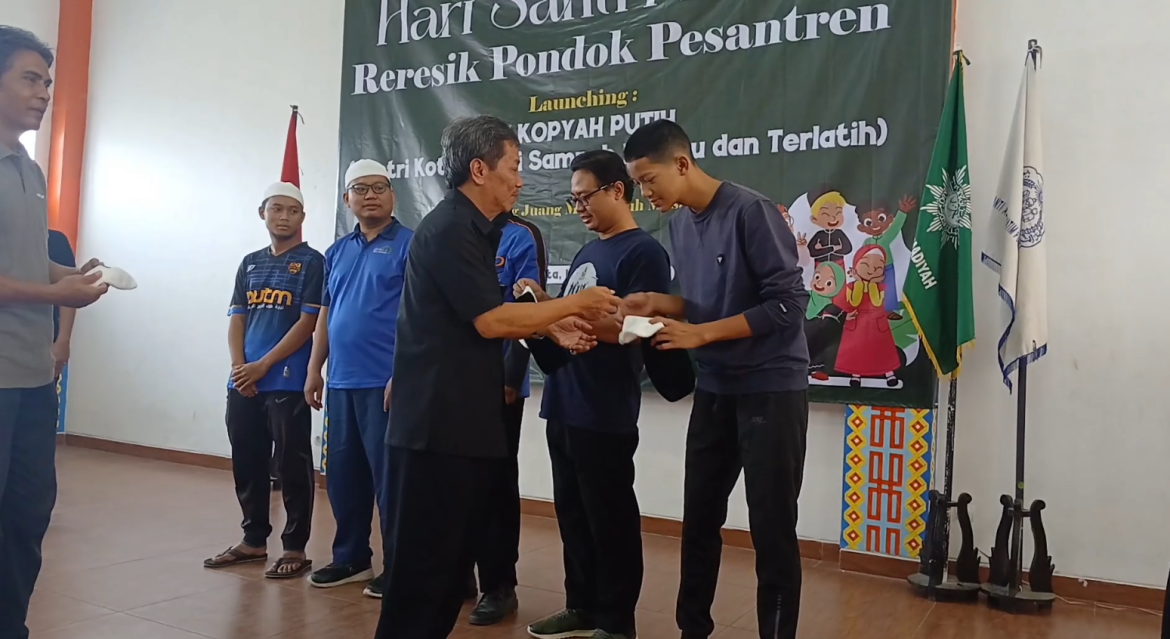 Sambut Hari Santri Dengan Gotong-Royong Reresik Pesantren