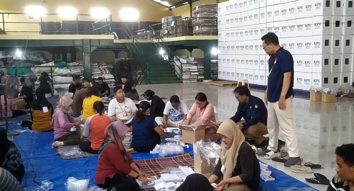 Sortir dan Pelipatan Surat Suara Pilkada di Gudang Logistik KPU Bantul