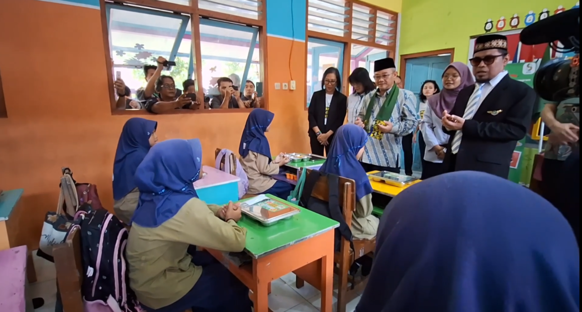 Mendikdasmen Tinjau Uji Coba Makan Siang Bergizi Gratis