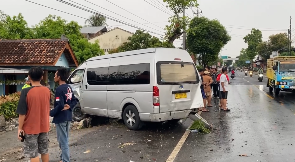 Mini Bus Alami Kecelakaan Tunggal, Sopir Terpental Sejauh 20 Meter