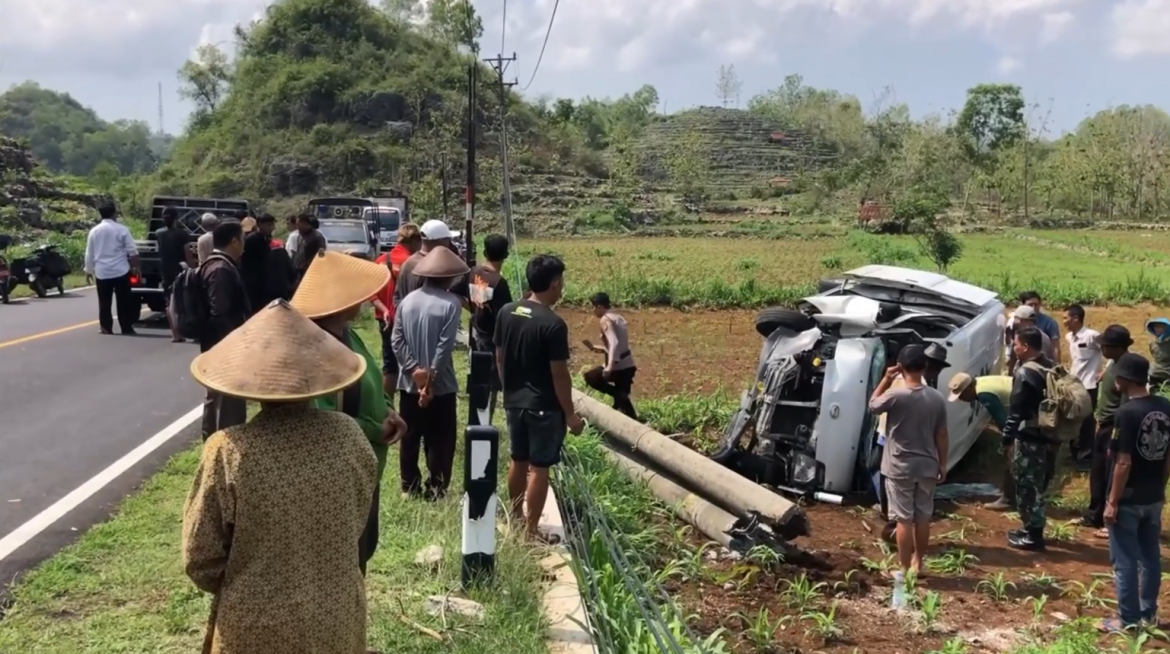 Mobil Pembawa Brangkas Uang Mengalami Kecelakaan Tunggal, 3 Orang Terluka