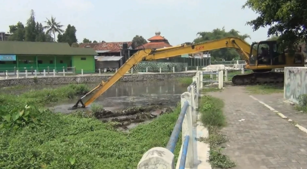 Musim Hujan, Pemkal Banyuraden Lakukan Normalisasi Embung Serut