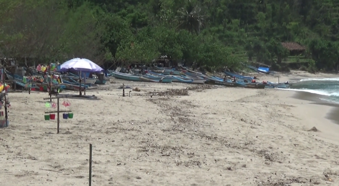 Pengunjung Pantai Siung Turun