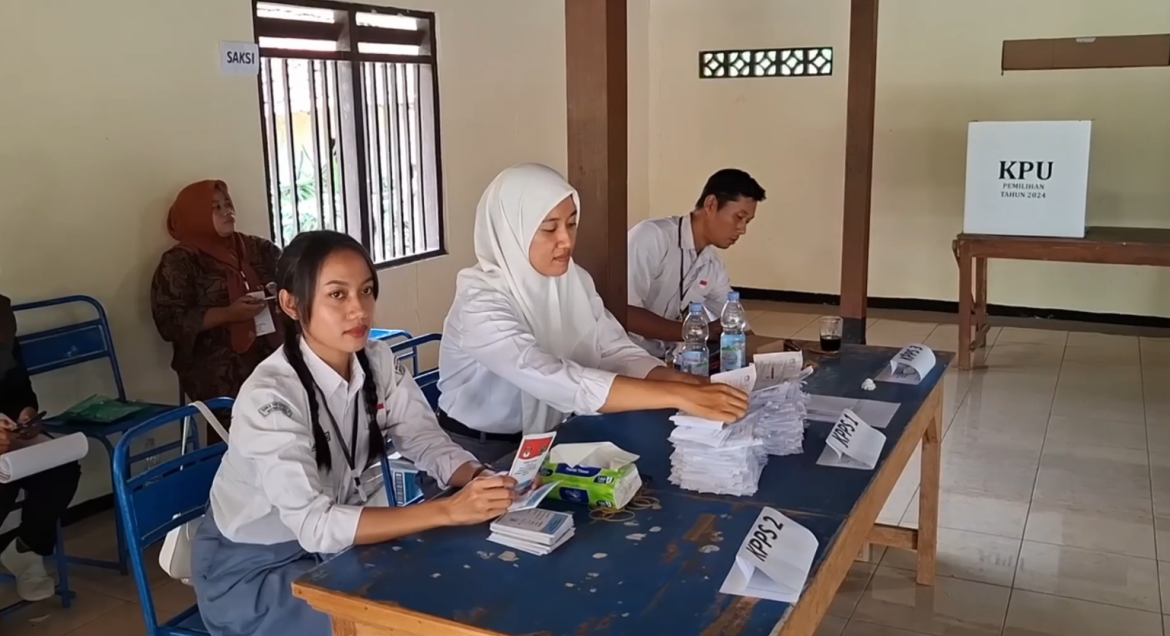 Petugas KPPS Kenakan Seragam SMA Untuk Menggaet Partisipasi Pemilih Pemula