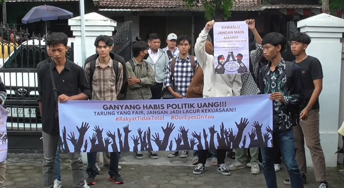 Puluhan Mahasiswa Geruduk Bawaslu Sleman Tuntut Awasi Politik Uang