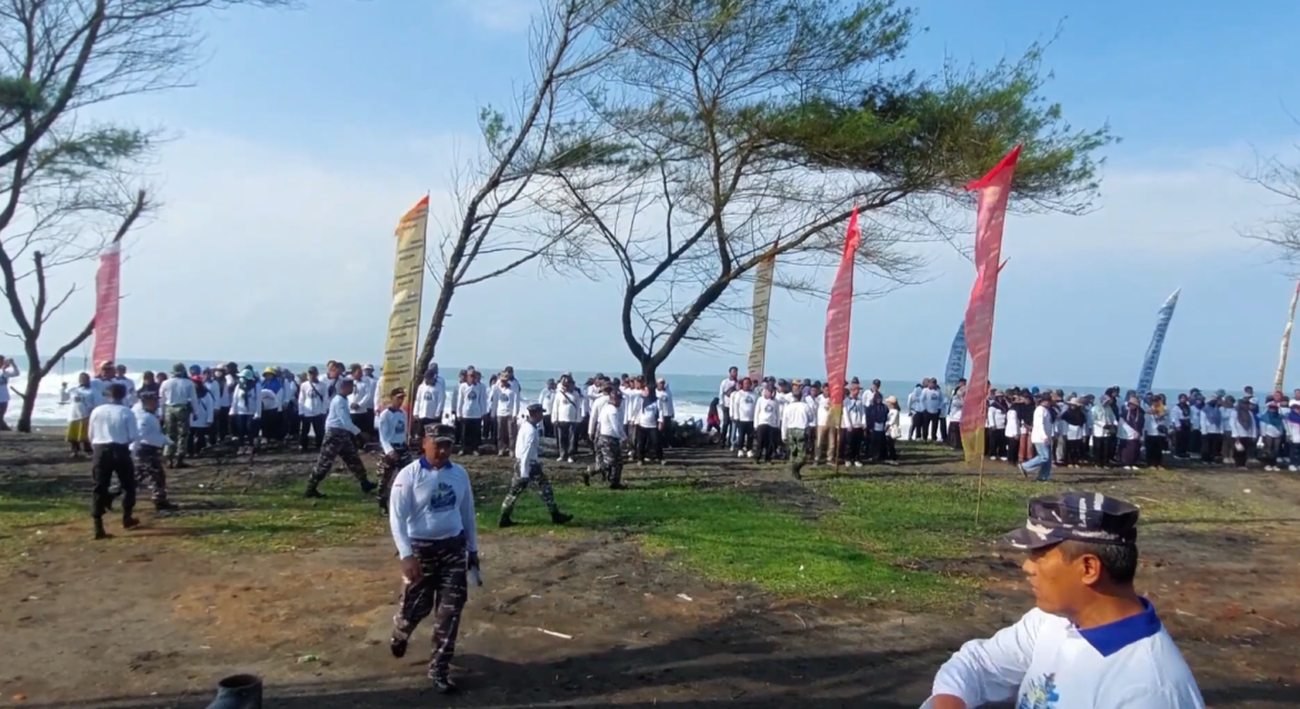 Ratusan Warga Lakukan Gerakan Cinta Laut di Pantai Bugel