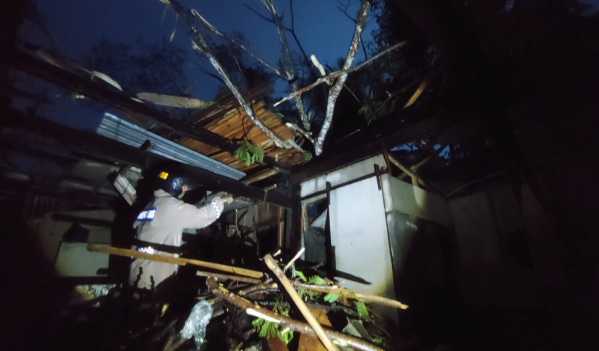 Rumah Warga Rusak Parah Tertimpa Pohon Tumbang