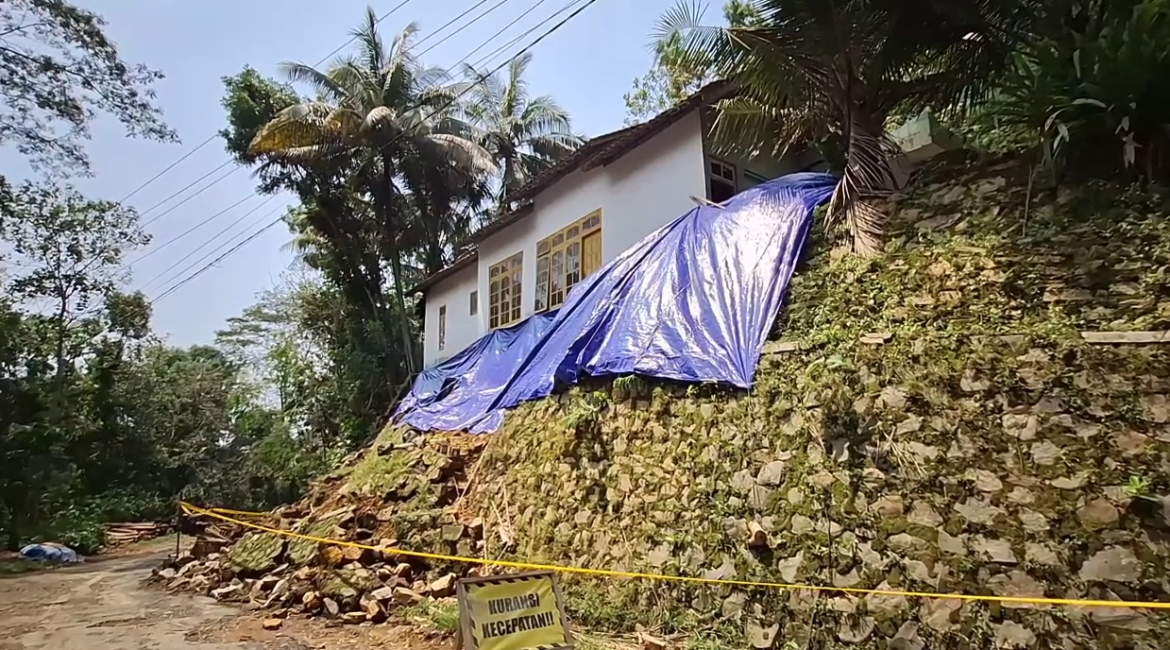 Talud Ambrol Rumah Warga Nyaris Amblas