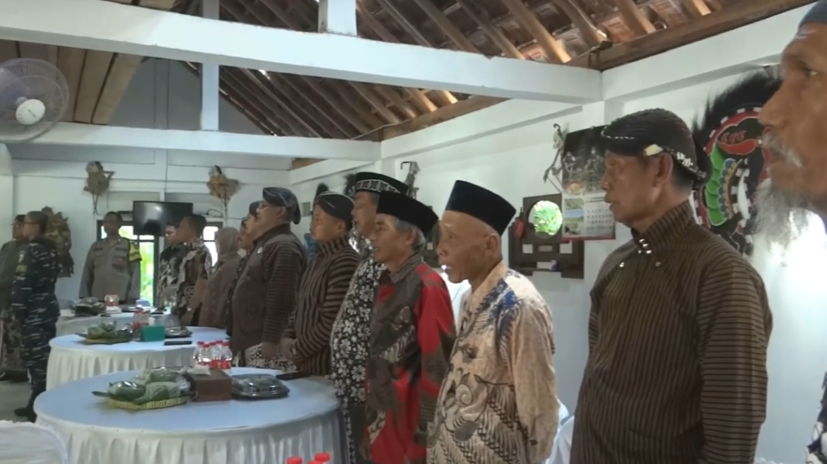 Upacara Adat Doa Bersama Kenang Pejuangan Pahlawan Dusun Ngireng-Ireng