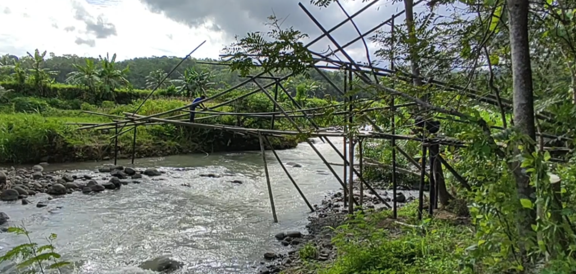 Warga Bangun Kreteg Kanthi Swadaya