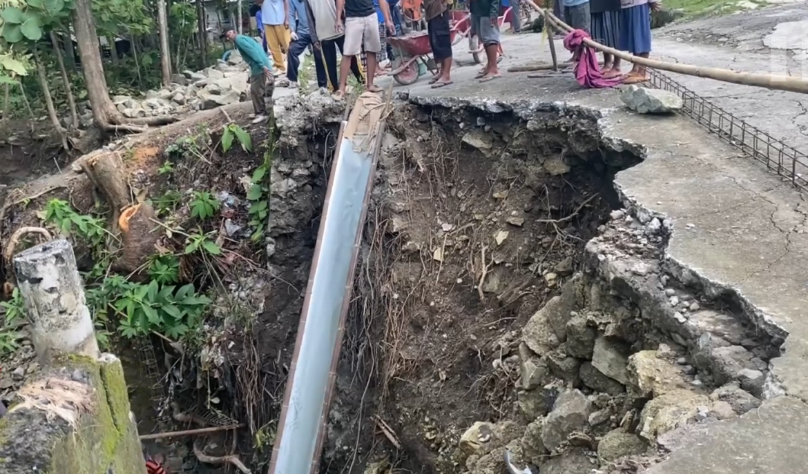 Diguyur Hujan, Jalan Kampung di Gunungkidul Ambrol