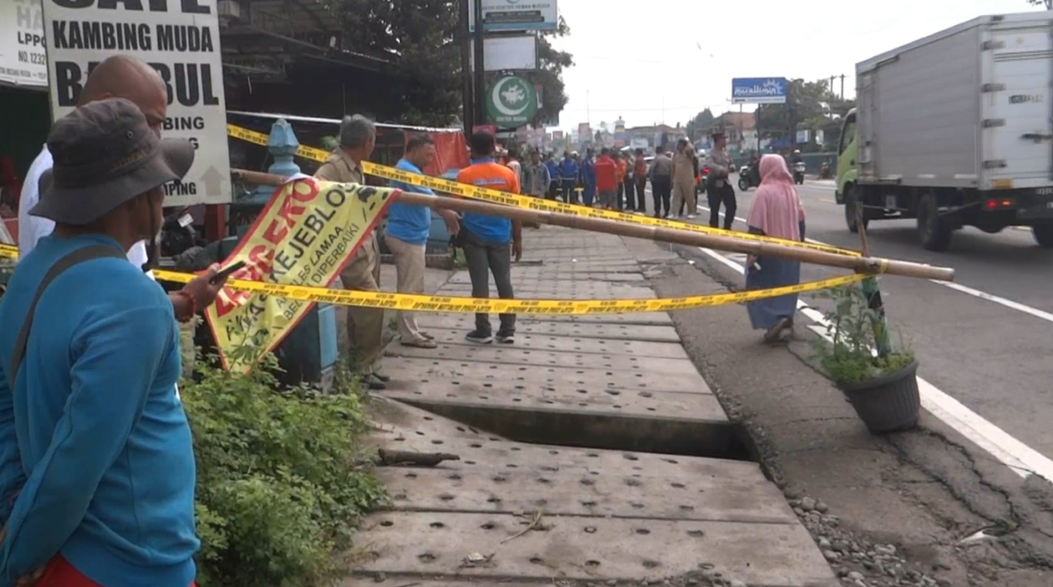 Evakuasi Korban Hanyut Terperosok di Saluran Drainase