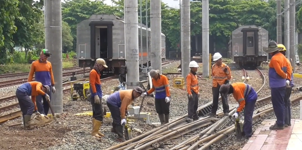 Jelang Angkutan Nataru, PT KAI Daop 6 Lakukan Perbaikan Jalur Rel