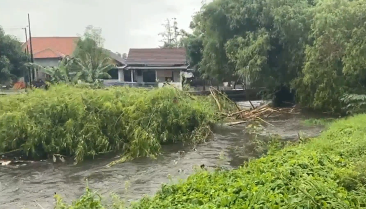 Juru Bendung UPT Winongo Siaga Bersihkan Sampah Sungai Dampak Banjir