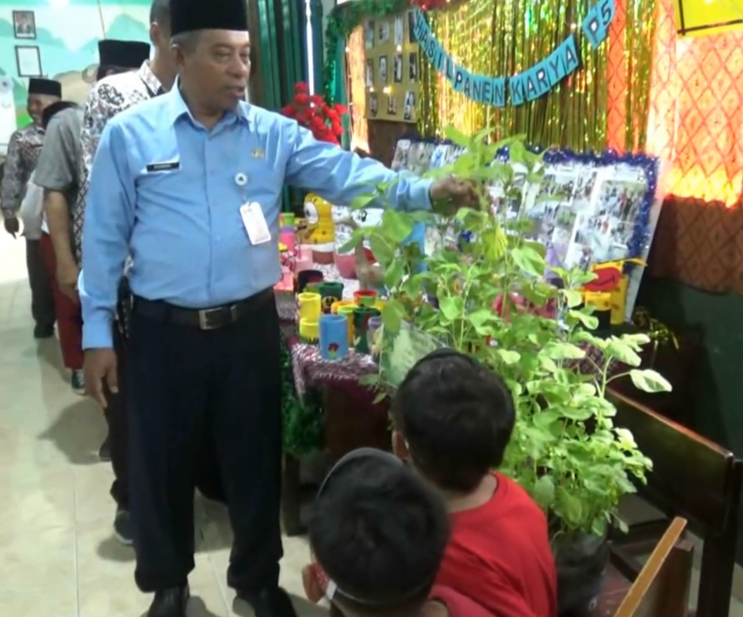 Kurangi Sampah Plastik, Murid SD Didorong Tanam Bayam