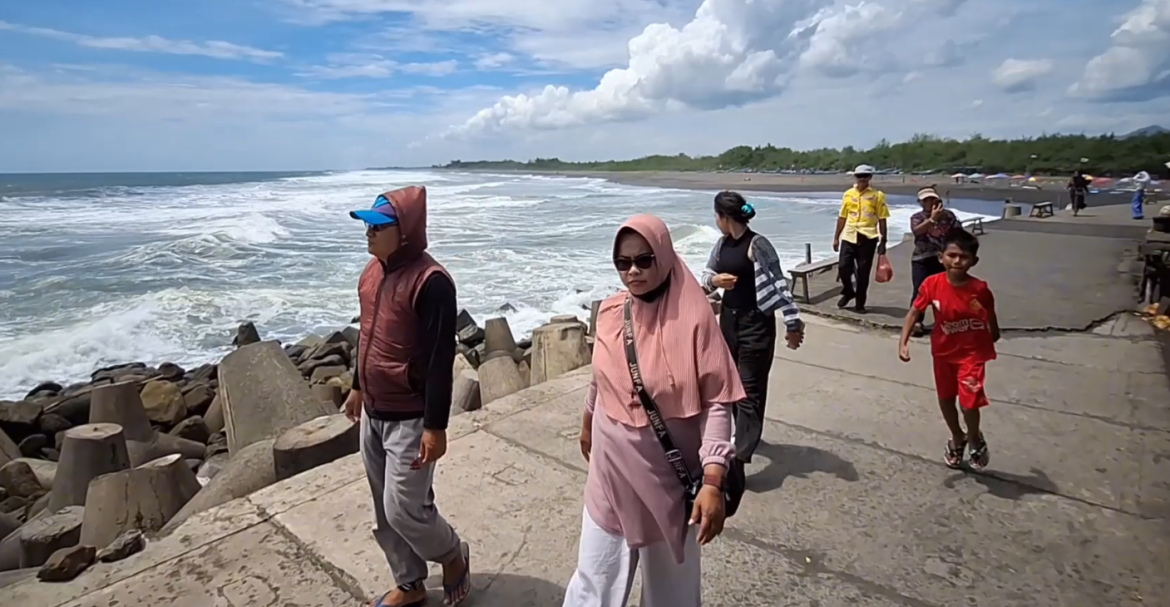 Libur Nataru Pantai Glagah Ramai Dikunjungi Wisatawan