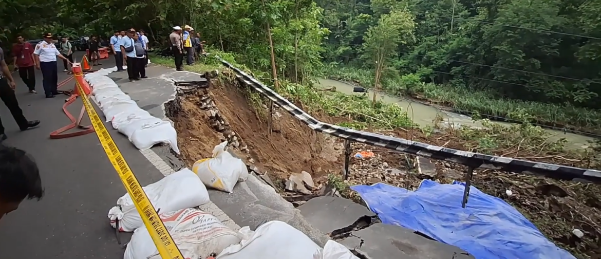 Longsor, Jalur Vital Penghubung Sentolo Nanggulan Ditutup Sementara