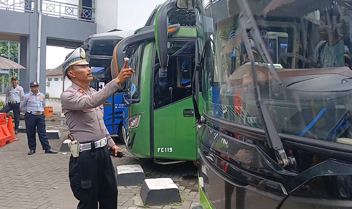 Nataru, Petugas Lakukan Ramp Check Kelayakan Bus