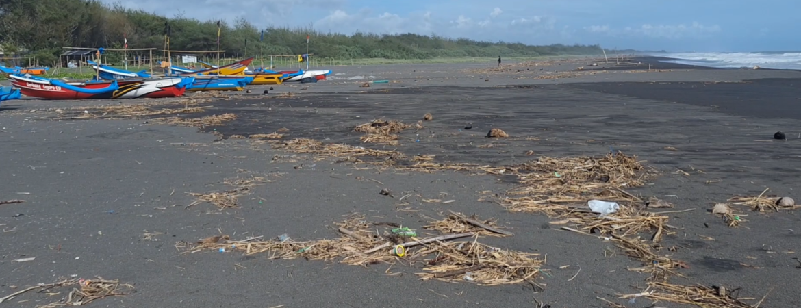 Nelayan Keluhkan Banyak Sampah di Laut Selatan Kulonprogo