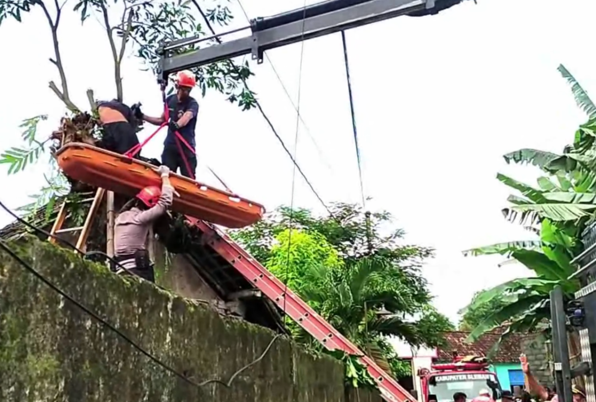 Pangkas Ranting Pohon, Pria Paruh Baya Meninggal Dunia