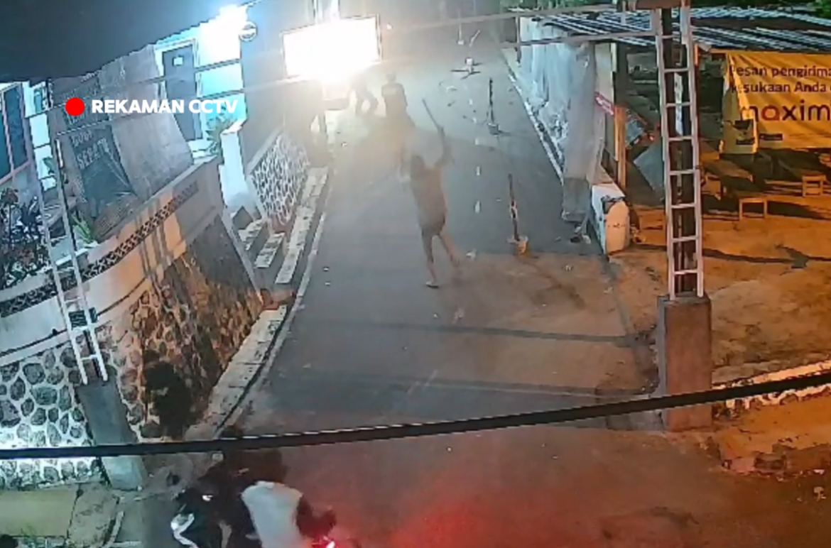 Tawuran Warga Terekam CCTV