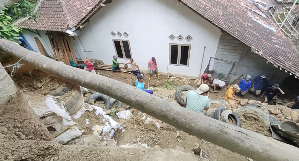 Tebing 8 Meter Longsor 3 Rumah Terancam