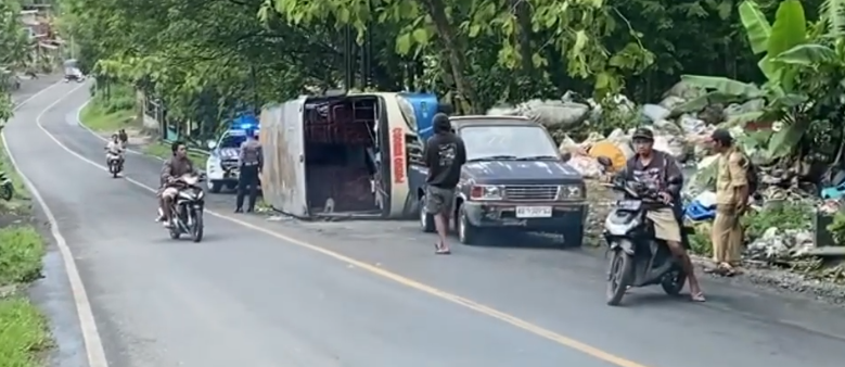 Tidak Kuat Menanjak, Bus AKAP Terperosok