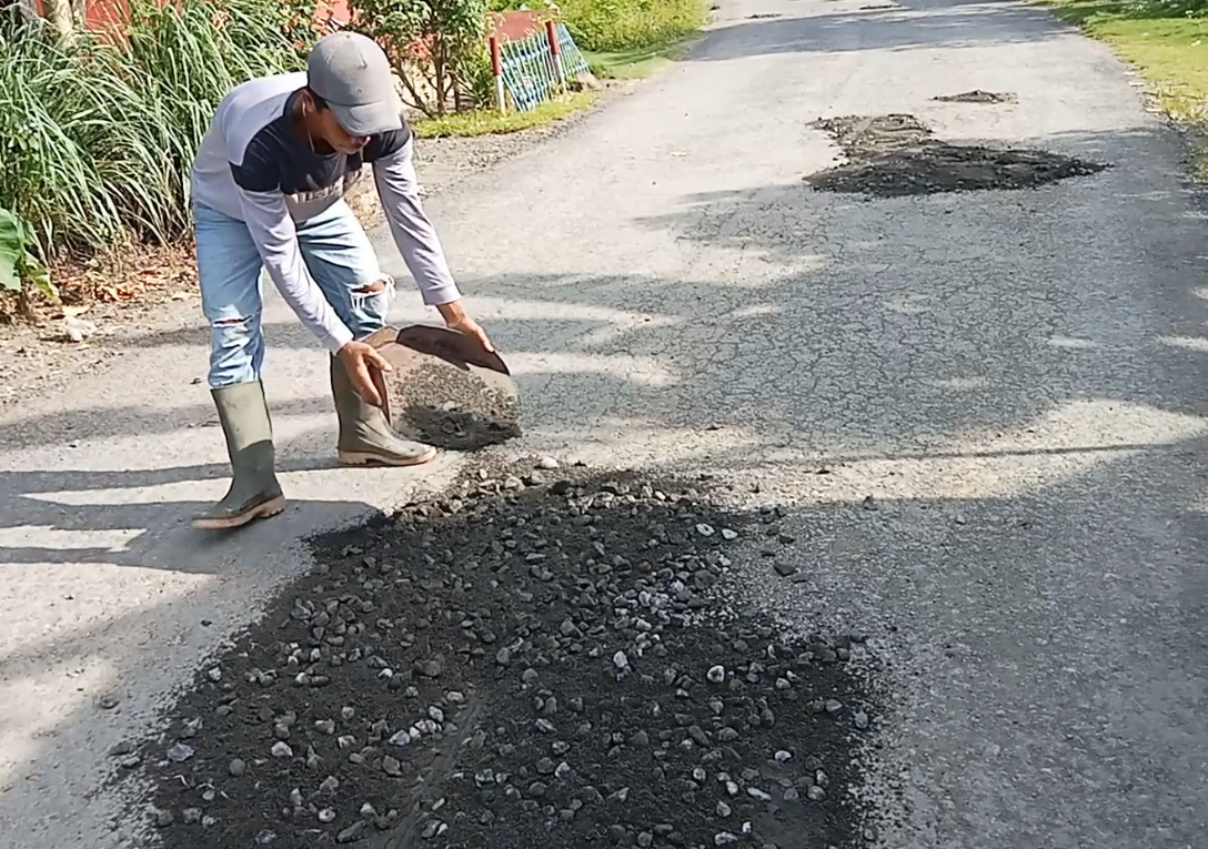 Akses Jalan Kabupaten Rusak Warga Galang Dana Swadaya