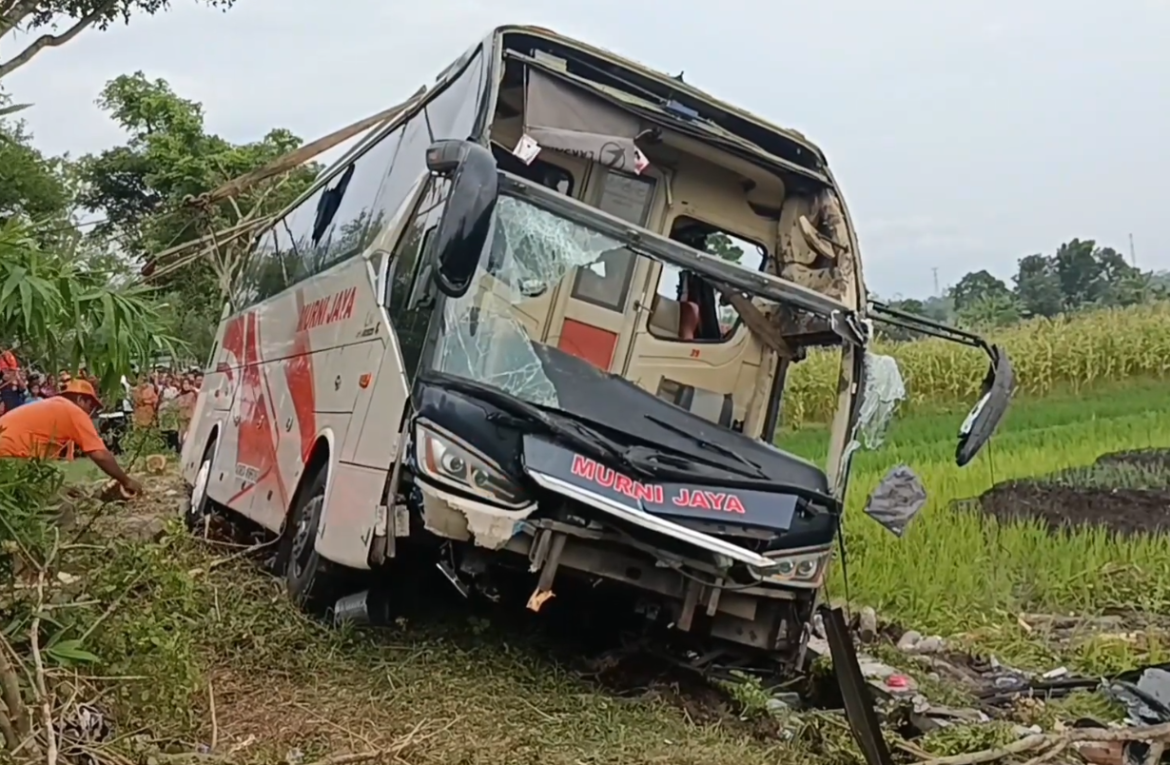 Bus AKAP Kecelakaan Tunggal 6 Orang Luka-Luka