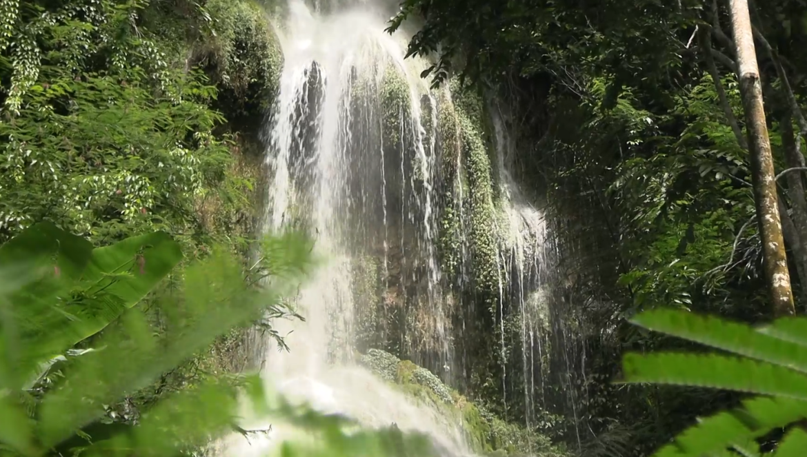 Ngenggar-Enggar Manah ing Curug Sekawing