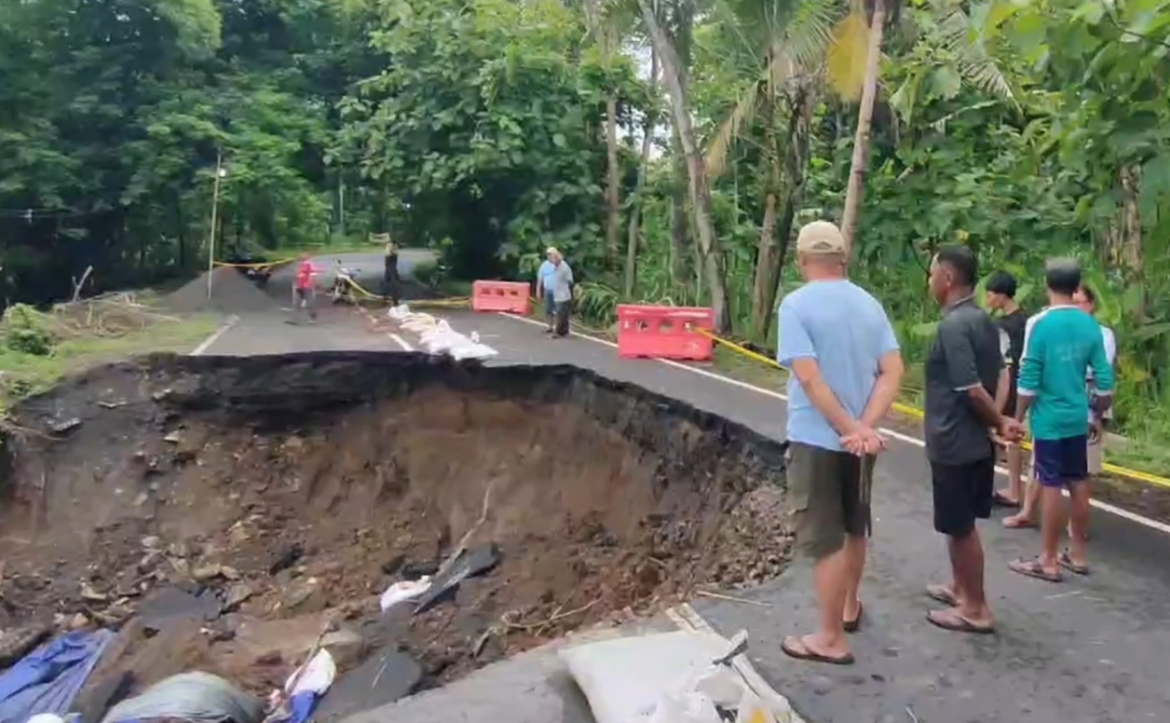 Jalan Provinsi Sentolo Nanggulan Alami Longsor Susulan