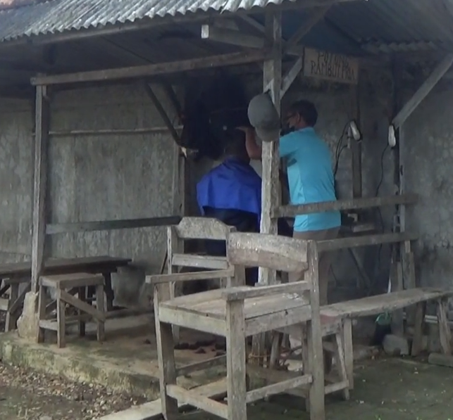 Jasa Potong Rambut di Pasar Sapi Ikut Sepi