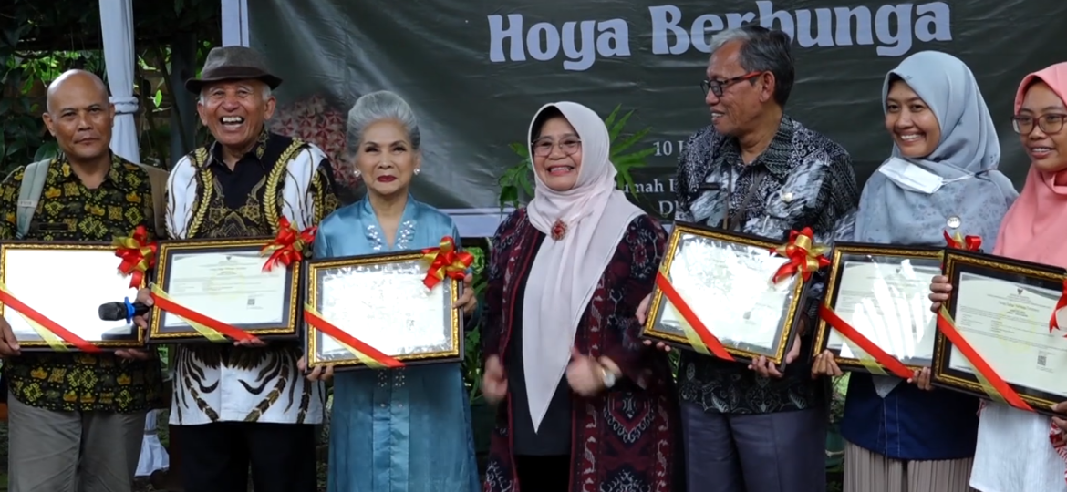 Perjalanan Panjang Hoya Dalam Buku Ketika Hoya Berbunga