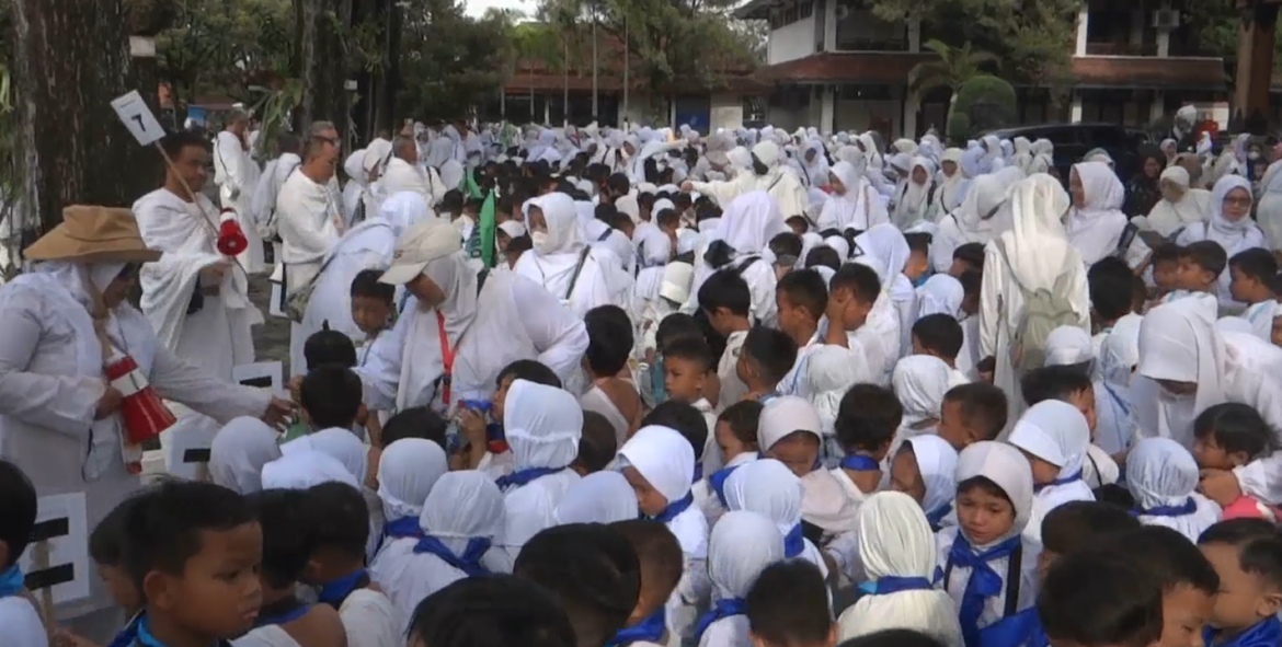 Ribuan Anak Ikuti Latihan Manasik Haji