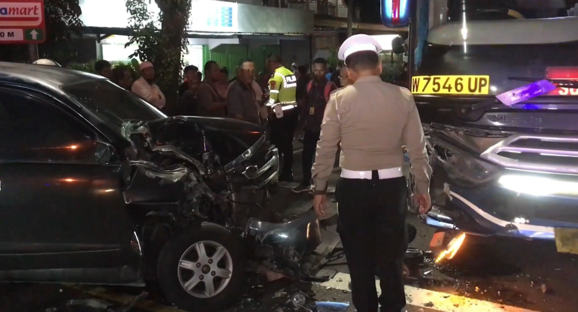 Sama-Sama Langgar Lampu Merah Bus Adu Banteng Dengan Mobil Xenia