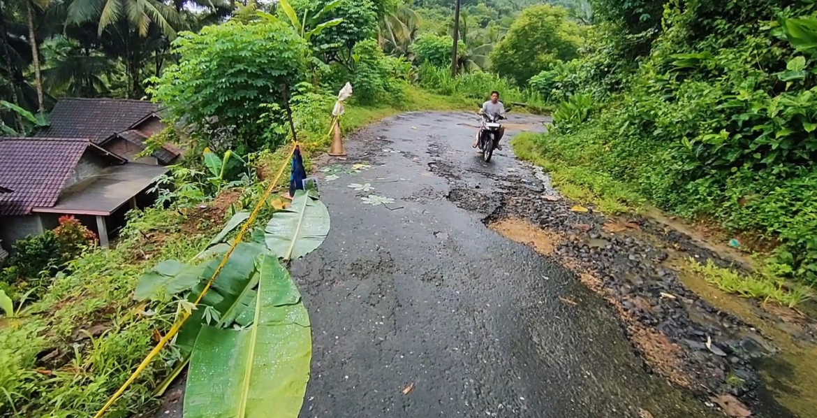 Tebing Longsor Ancam Rumah dan Jalan Penghubung Kecamatan